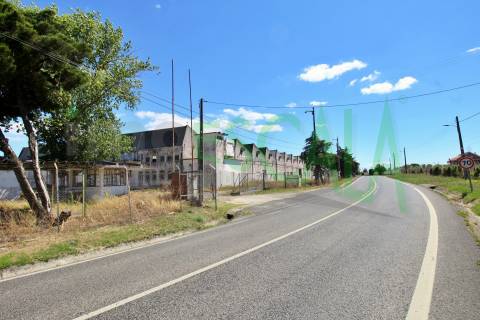 Armazém inserido num terreno de 47.000 m2