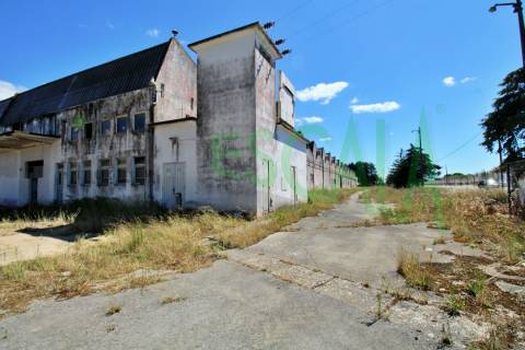 Armazém inserido num terreno de 47.000 m2