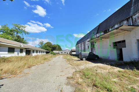 Armazém inserido num terreno de 47.000 m2