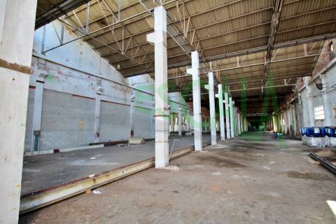 Armazém inserido num terreno de 47.000 m2