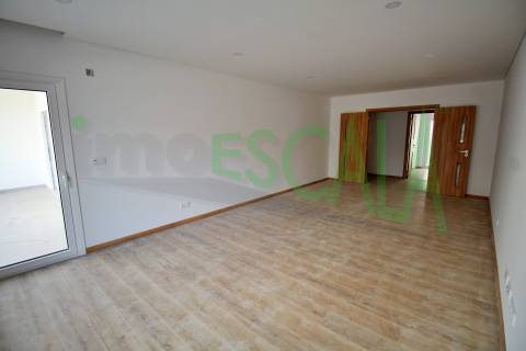 Apartamento T3 na Castanheira do Ribatejo com 173 m² com terraço