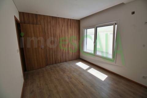 Apartamento T3 na Castanheira do Ribatejo com 173 m² com terraço