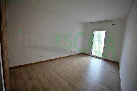 Apartamento T3 na Castanheira do Ribatejo com 173 m² com terraço