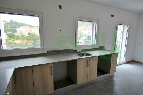 Apartamento T3 na Castanheira do Ribatejo com 142 m² com terraço e varanda