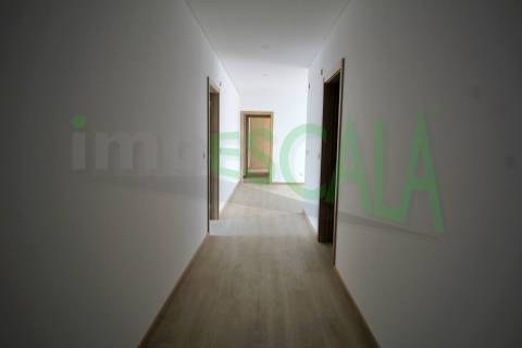 Apartamento T3 na Castanheira do Ribatejo com 142 m² com terraço e varanda