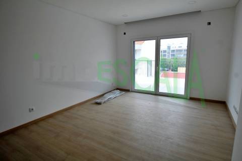 Apartamento T3 na Castanheira do Ribatejo com 142 m² com terraço e varanda