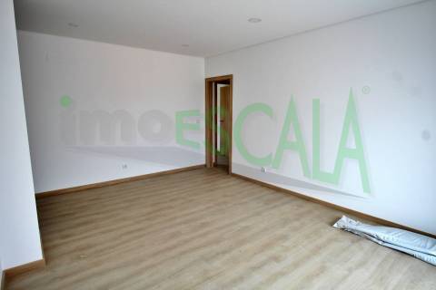 Apartamento T3 na Castanheira do Ribatejo com 142 m² com terraço e varanda