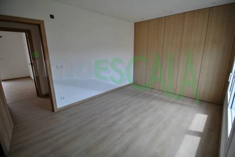 Apartamento T3 na Castanheira do Ribatejo com 142 m² com terraço e varanda