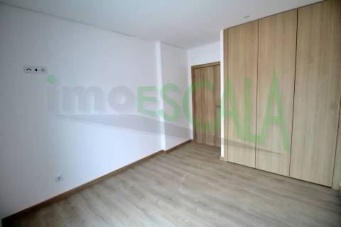 Apartamento T3 na Castanheira do Ribatejo com 142 m² com terraço e varanda