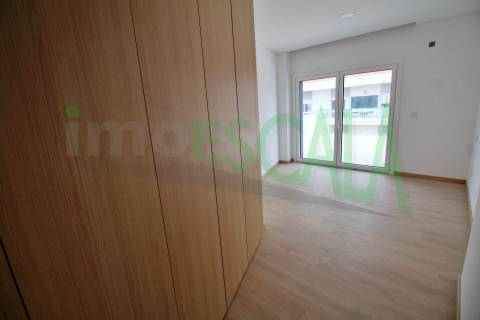 Apartamento T3 na Castanheira do Ribatejo com 142 m² com terraço e varanda