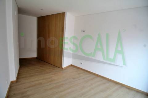 Apartamento T3 na Castanheira do Ribatejo com 142 m² com terraço e varanda