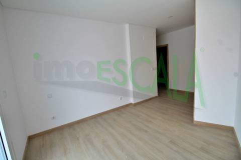 Apartamento T3 na Castanheira do Ribatejo com 142 m² com terraço e varanda