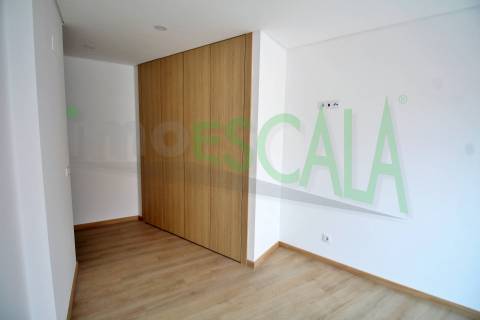 Apartamento T3 na Castanheira do Ribatejo com 142 m² com terraço e varanda