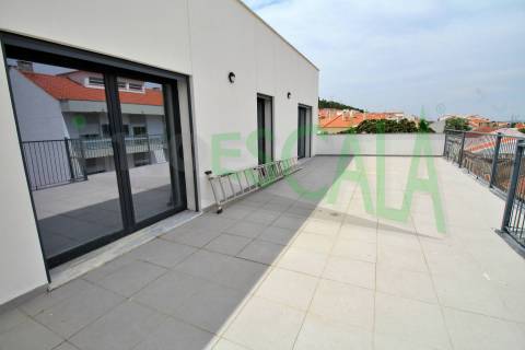 Apartamento T3 na Castanheira do Ribatejo com 142 m² com terraço e varanda