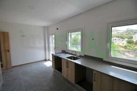 Apartamento T3 na Castanheira do Ribatejo com 142 m² com terraço e varanda