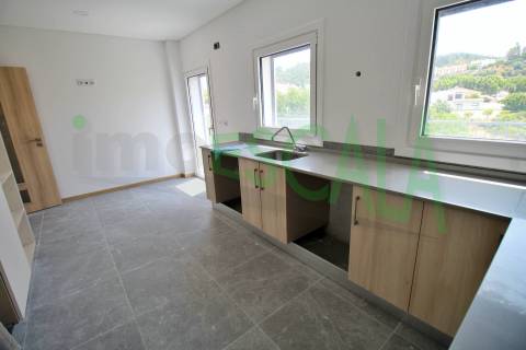 Apartamento T3 na Castanheira do Ribatejo com 142 m² com terraço e varanda