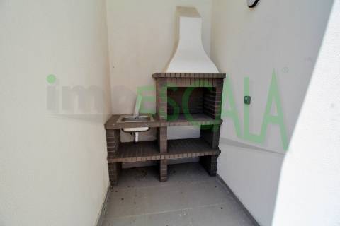 Apartamento T3 na Castanheira do Ribatejo com 142 m² com terraço e varanda