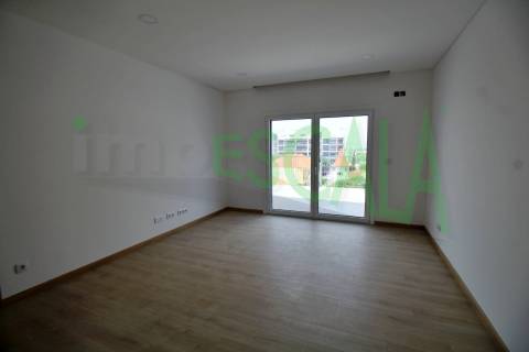 Apartamento T3 na Castanheira do Ribatejo com 142 m² com terraço e varanda