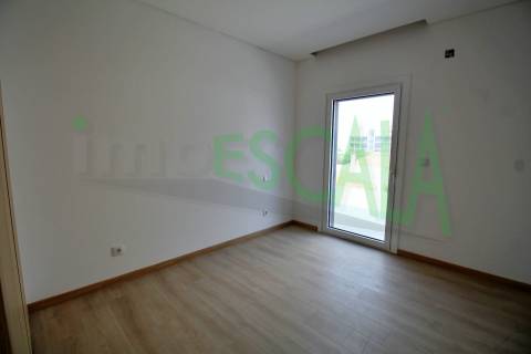 Apartamento T3 na Castanheira do Ribatejo com 142 m² com terraço e varanda