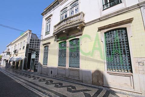 Loja de 460m2 no centro da zona histórica de Santarém
