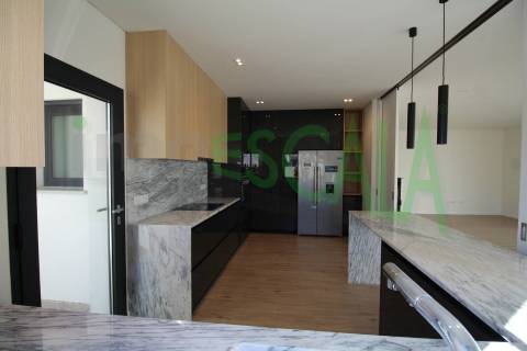 Moradia T4 de Luxo com Piscina