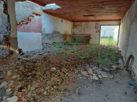 Moradia para recuperar com projeto aprovado em Almeirim