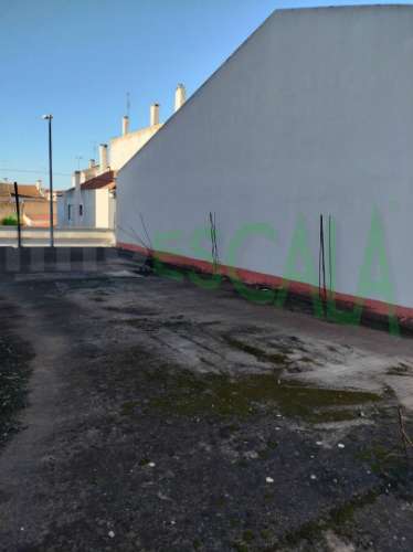 Moradia para recuperar com projeto aprovado em Almeirim