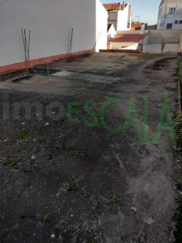 Moradia para recuperar com projeto aprovado em Almeirim