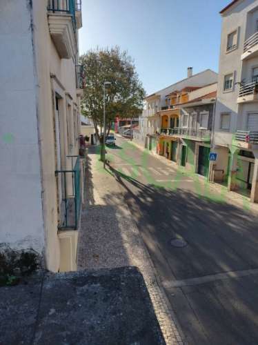 Moradia para recuperar com projeto aprovado em Almeirim