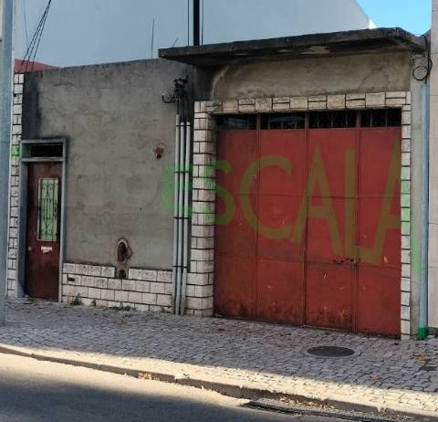 Moradia para recuperar com projeto aprovado em Almeirim