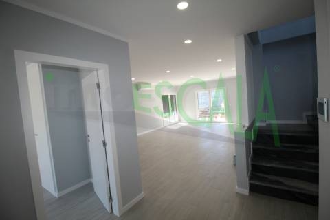 Moradia T4 com jardim no centro do Cartaxo