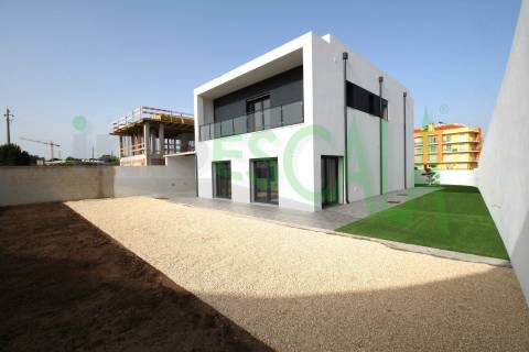 Moradia T4 com jardim no centro do Cartaxo