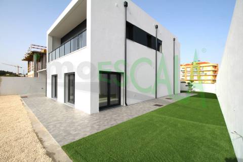 Moradia T4 com jardim no centro do Cartaxo