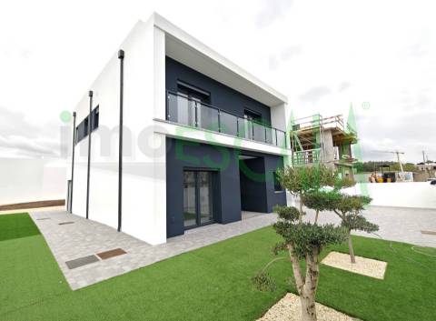 Moradia T4 com jardim no centro do Cartaxo