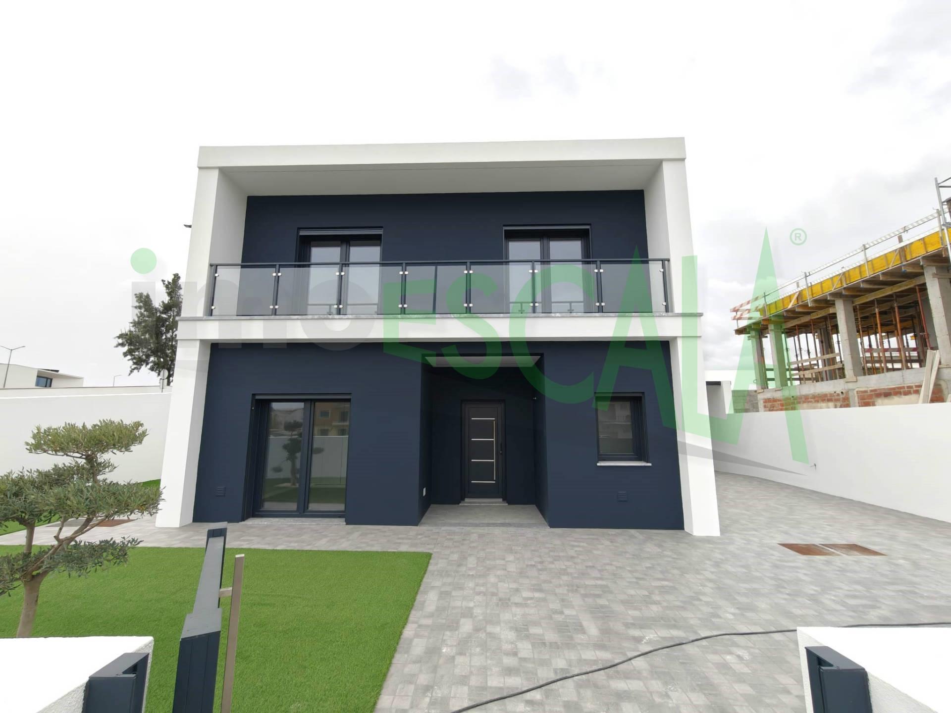 Moradia T4 com jardim no centro do Cartaxo