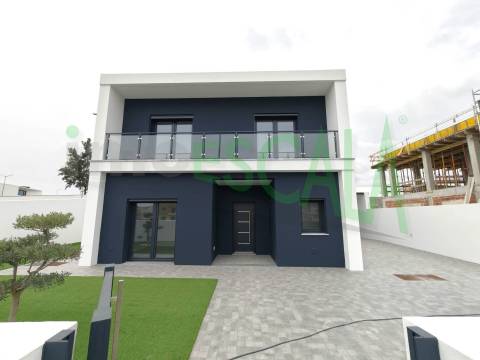 Moradia T4 com jardim no centro do Cartaxo