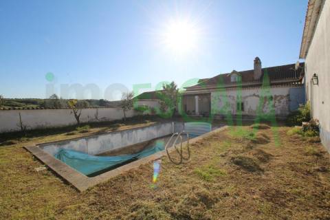 Moradia T5 com Piscina e Jardim