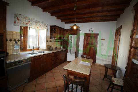 Moradia T5 com Piscina e Jardim