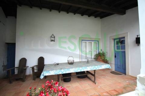 Moradia T5 com Piscina e Jardim