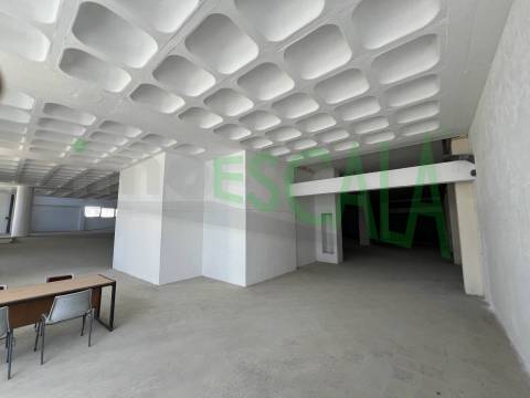 Armazém de grande dimensão no Prior Velho