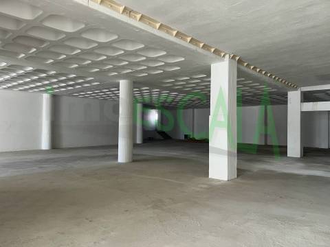 Armazém de grande dimensão no Prior Velho