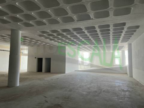 Armazém de grande dimensão no Prior Velho