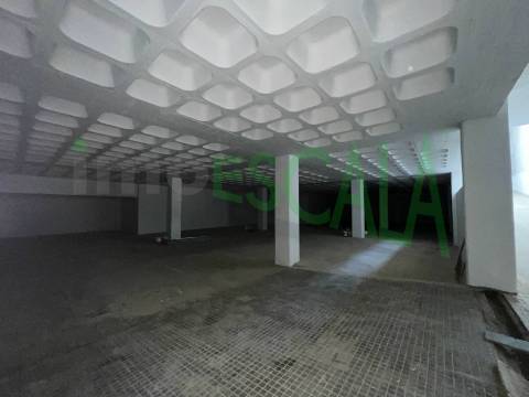 Armazém de grande dimensão no Prior Velho