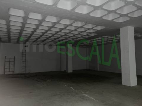 Armazém de grande dimensão no Prior Velho