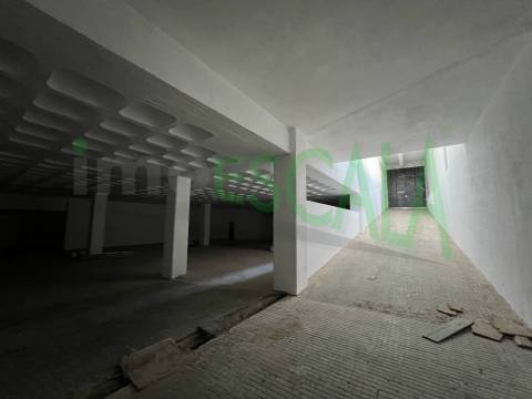 Armazém de grande dimensão no Prior Velho
