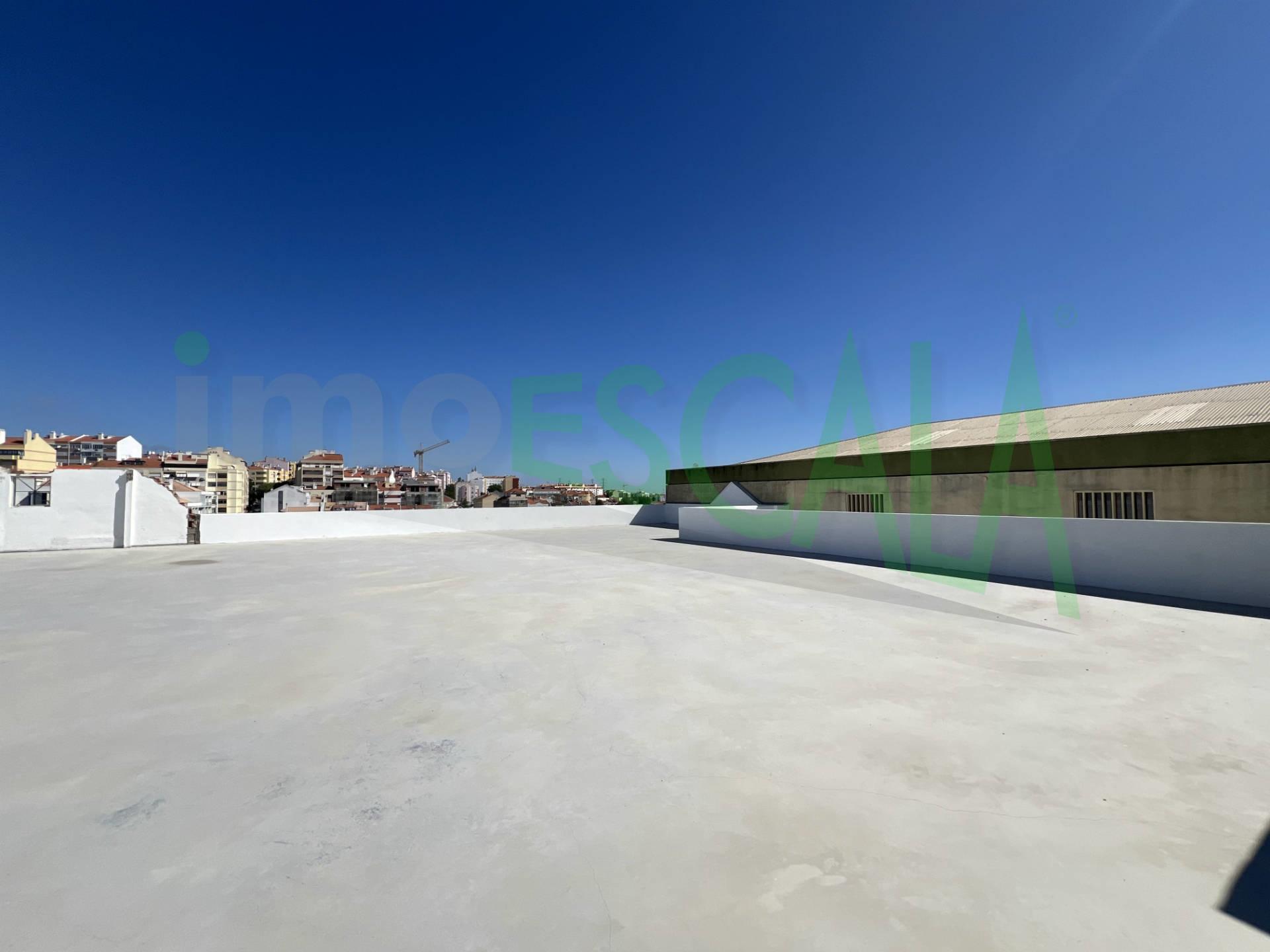 Armazém de grande dimensão no Prior Velho