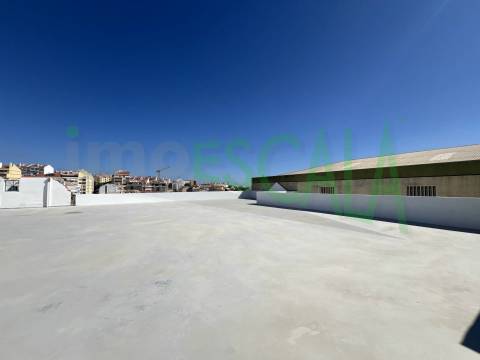 Armazém de grande dimensão no Prior Velho