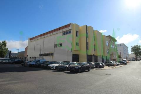 Armazém de grande dimensão no Prior Velho