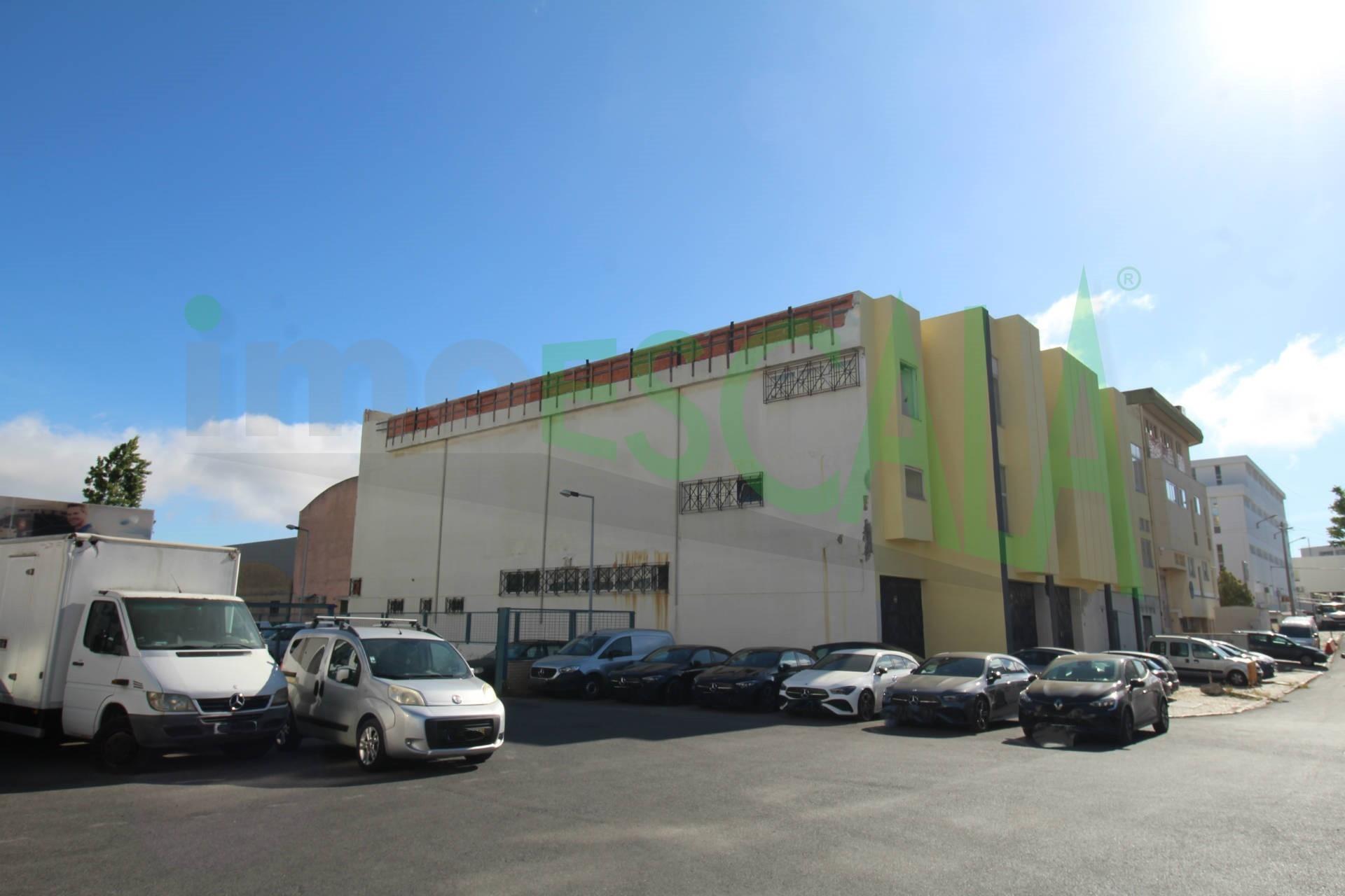 Armazém de grande dimensão no Prior Velho