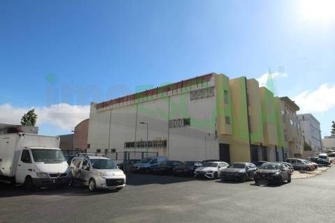 Armazém de grande dimensão no Prior Velho
